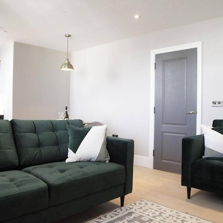 Pass The Keys Apartment 3 Old Conservative Club In Historic Town เคอร์นาวอน ภายนอก รูปภาพ