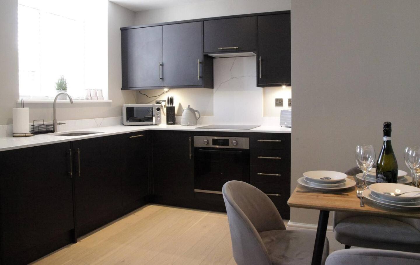 Pass The Keys Apartment 3 Old Conservative Club In Historic Town เคอร์นาวอน ภายนอก รูปภาพ