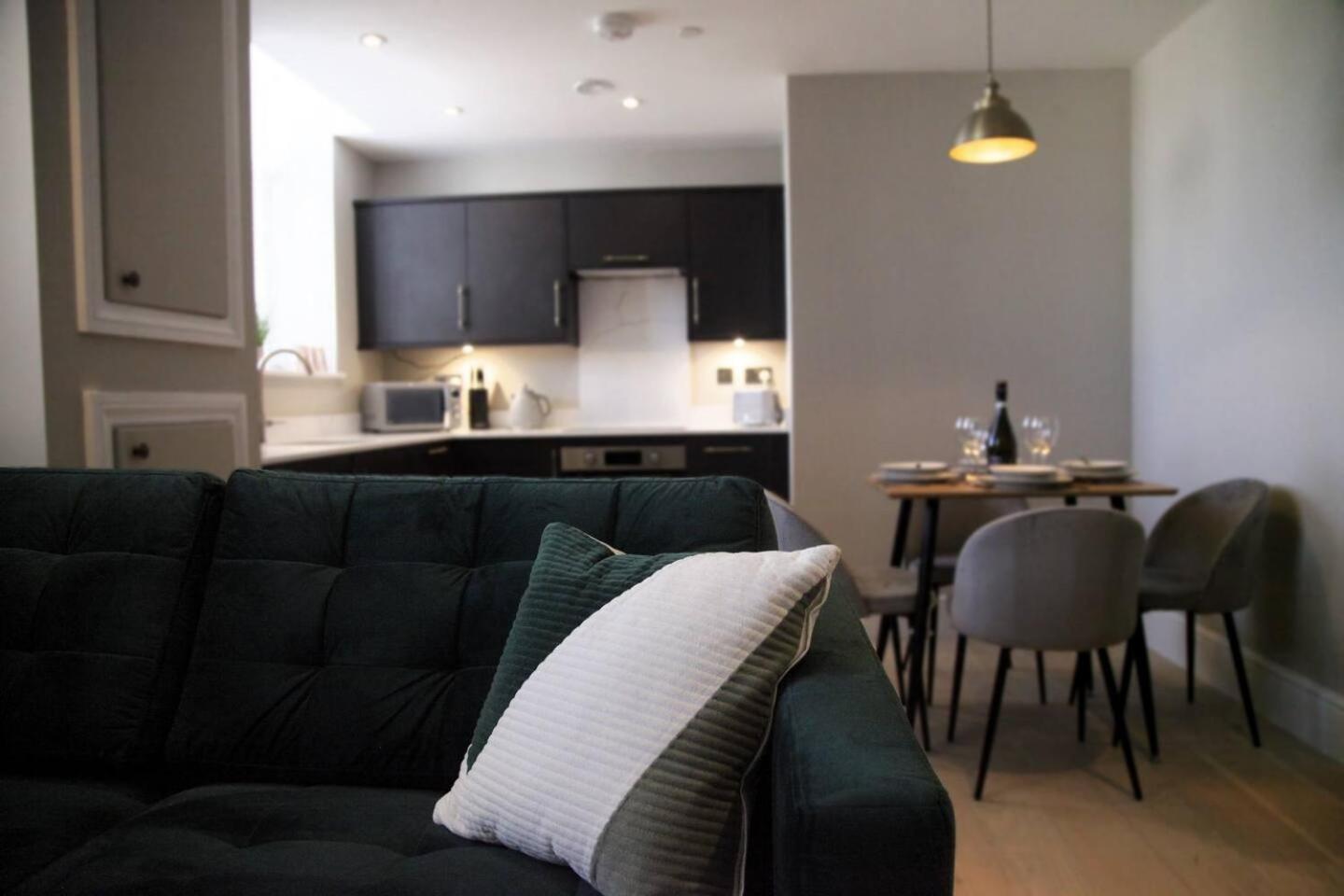 Pass The Keys Apartment 3 Old Conservative Club In Historic Town เคอร์นาวอน ภายนอก รูปภาพ