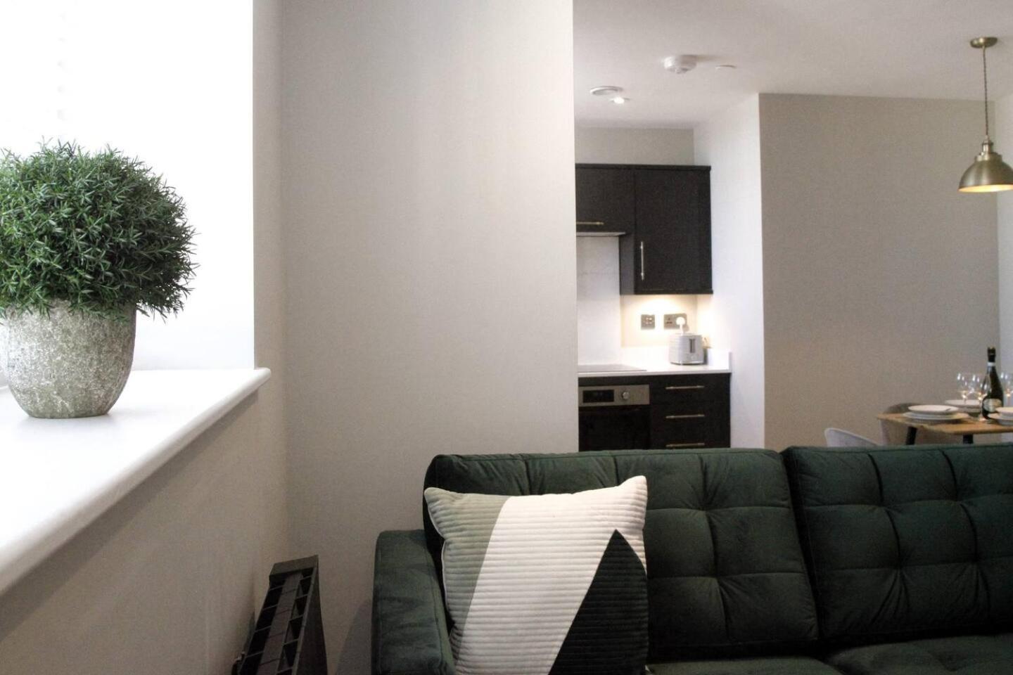 Pass The Keys Apartment 3 Old Conservative Club In Historic Town เคอร์นาวอน ภายนอก รูปภาพ
